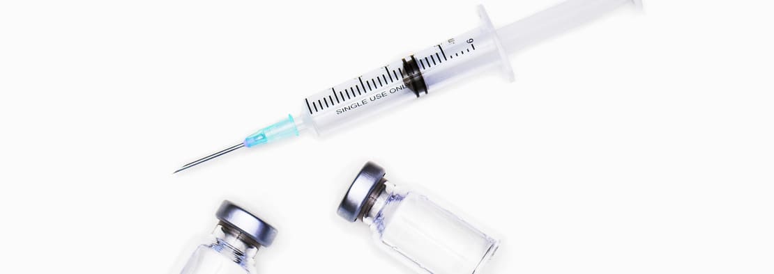 Шприц и ампулы с лекарством